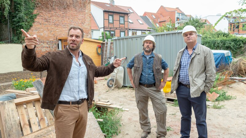Lars Pöhlmann (Dominic Boeer, l.) verfolgt eine erste Spur. Der Tote hat in der Innenstadt ein Haus für sich und seine zukünftige Familie gebaut. Doch weil Bauarbeiter gepfuscht haben, hat es einen heftigen Streit gegeben. – Bild: ZDF/​Marc Meyerbröker