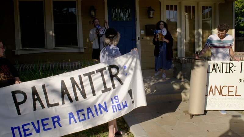 Protest vor dem Privathaus von Alex Karp in Palo Alto. – Bild: HR/​sternfilm/​Klaus Stern