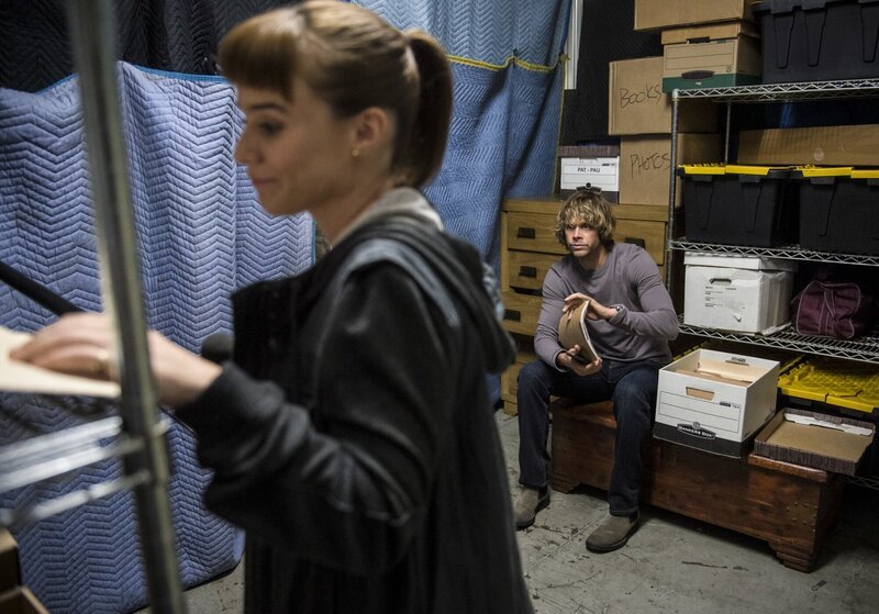 Die Ermittlungen führen das Team in die IS-Szene. Während Nell (Felice Smith, l.) Undercover ermittelt, macht sich Deeks (Eric Christian Olsen, r.) Sorgen um Kensis Gesundheitszustand … – Bild: 2016 CBS Broadcasting, Inc. All Rights Reserved. /​ Neil Jacobs Lizenzbild frei