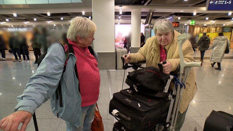 Elke und Dagmar werden Opfer eines Bahnstreiks und müssen für ein Taxi von Düsseldorf nach Gelsenkirchen tief in die Tasche greifen. – Bild: RTLZWEI