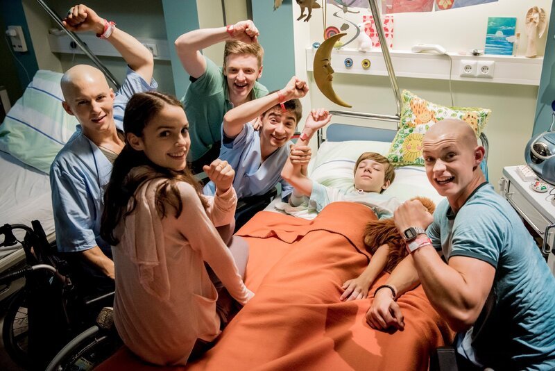 v.l.: Leo Roland (Tim Oliver Schultz), Emma Wolfshagen (Luise Befort), Alex Breidtbach (Timur Bartels), Toni Vogel (Ivo Kortlang), Hugo Krüger (Nick Julius Schuck), Jonas Till Neumann (Damian Hardung) – Bild: VOX /​Martin Rottenkolber