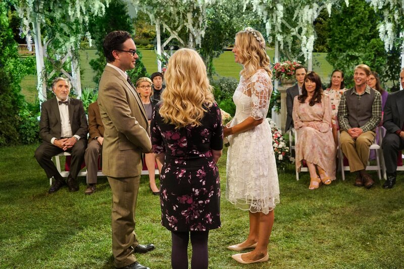 Ist das die letzte Hochzeit von Penny (Kaley Cuoco, r.) und Leonard (Johnny Galecki, l.) oder werden doch noch weitere folgen? – Bild: Monty Brinton /​ CBS /​ CBS ENTERTAINMENT /​ CBS Broadcasting, Inc.