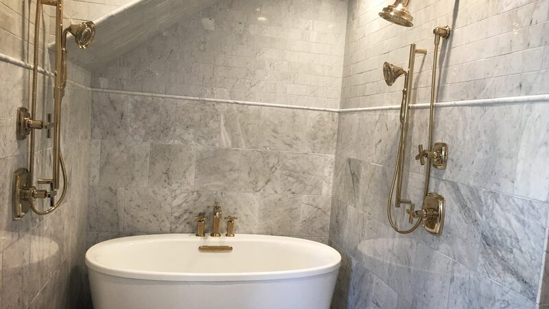 Tamara renoviert das Obergeschosses des Hauses im amerikanischen Craftsman-Stil. Im Master Bedroom macht sie den Kamin zum Mittelpunkt und verwandelt einen weiteren Raum in ein Badezimmer. Sie rettet und renoviert französische Türen, Vintage-Waschbecken und eine Badewanne. Außerdem fügt sie moderne Elemente wie eine Sauna und eine Regendusche hinzu – sowie zwei begehbare Kleiderschränke. – Bild: HGTV