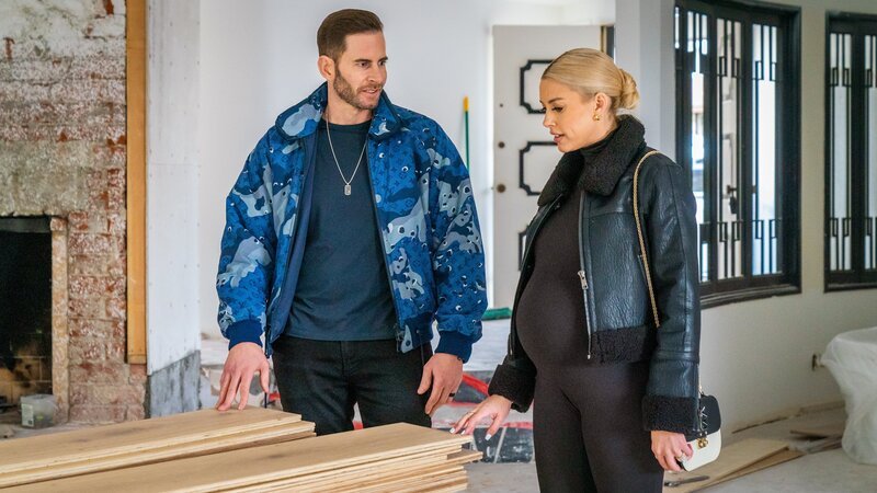 As seen on HGTV’s, The Flipping El Moussas, host Tarek El Moussa explains the process of installing wood flooring with wife Heather El Moussa in this mid reno flip. – Bild: Discovery, Inc. /​ Erik Voake /​ Getty Images