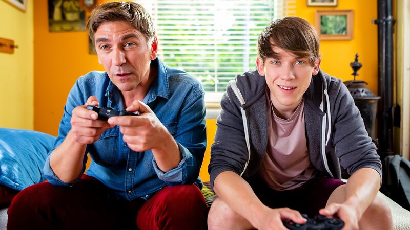 Fritz Fuchs (Guido Hammesfahr, l.) und Finn (Alvar Goetze, r.) sind vollkommen fasziniert: Beim Basketballspielen am Monitor sind sie besser als auf dem Platz. Ob ihnen das was nutzt, wenn sie wieder mit den Cracks von der Straße spielen? – Bild: ZDF