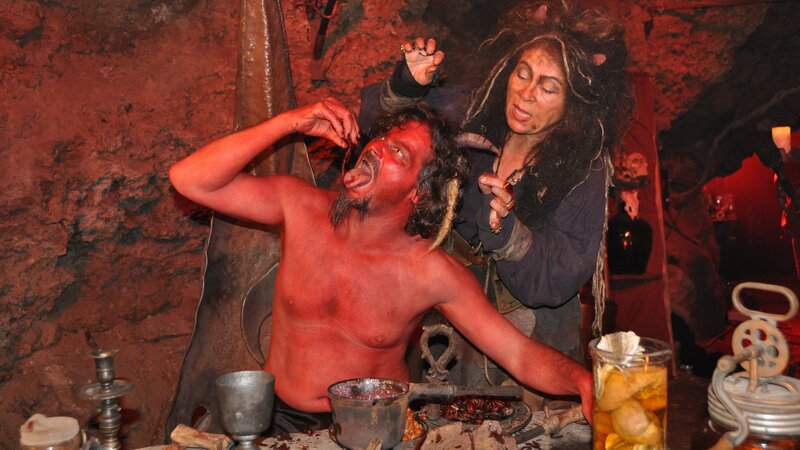 Des Teufels (Fritz Karl) Großmutter (Rita Russek) versucht, ihm eines seiner goldenen Haare zu entreißen. – Bild: ZDF und Angret Phen.