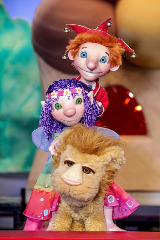 "Servus Kasperl", Kasperl mit Fee Lila und Löwe Leopold. – Bild: ORF/​Günther Pichlkostner
