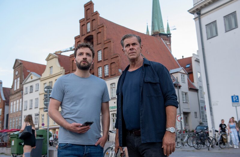 Können die GPS Daten, die André vor seinem Tod an Peggy weitergeben wollte, den Ermittlern Gregor (Jonas Minthe, l.) und Finn (Sven Martinek, r.) weiterhelfen? – Bild: ARD/​Thorsten Jander