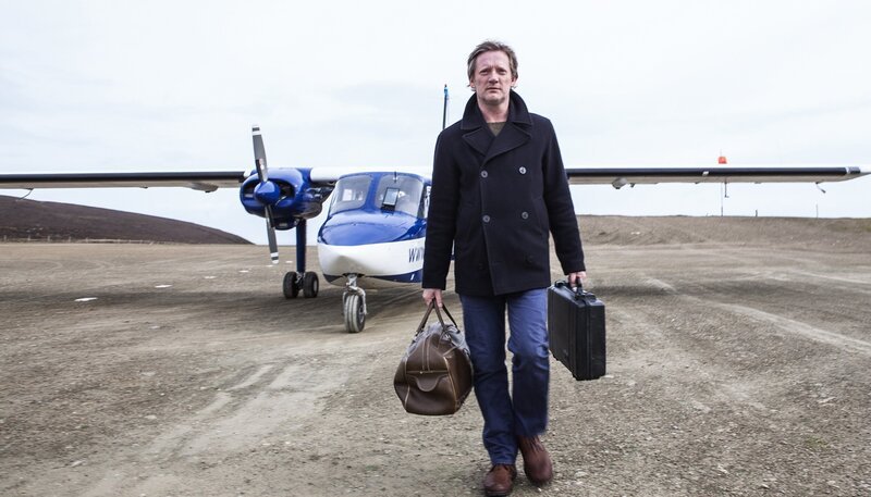 Kurz bevor der Verkehr zwischen den Inseln eingestellt wird erreicht DI Jimma Perez (Douglas Henshall) seine Heimat Fair Isle. – Bild: MDR/​ARD Degeto/​ITV Studios/​BBC Scotland/​Neil Davidson