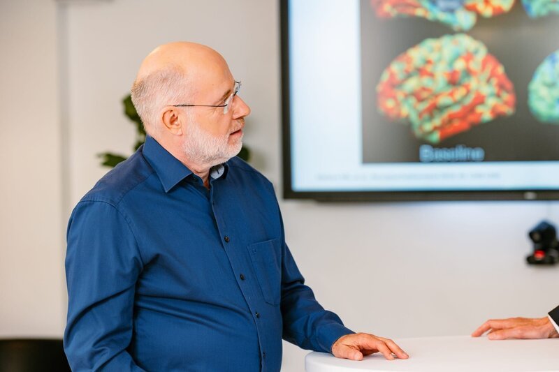 Harald Lesch findet heraus, wie die aktuelle Forschungslage zu Depressionen ist; er spricht mit Forschenden, Psychiatern und Betroffenen. – Bild: ZDF und Joe Pohl