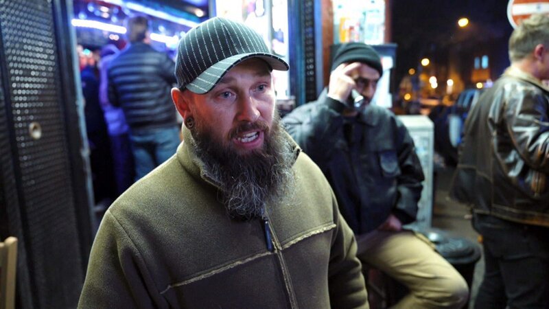 Türsteher Michel arbeitet auf dem Hamburger Kiez und entscheidet, wer in der Kult-Karaokebar Thai-Oase mitfeiern darf – Bild: RTLZWEI, Spiegel TV