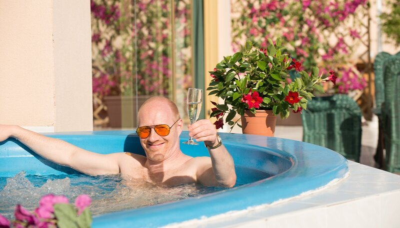 Rudi (Simon Schwarz) lässt es sich gut gehen. – Bild: Constantin Film /​ Bernd Schuller /​ ARD Degeto