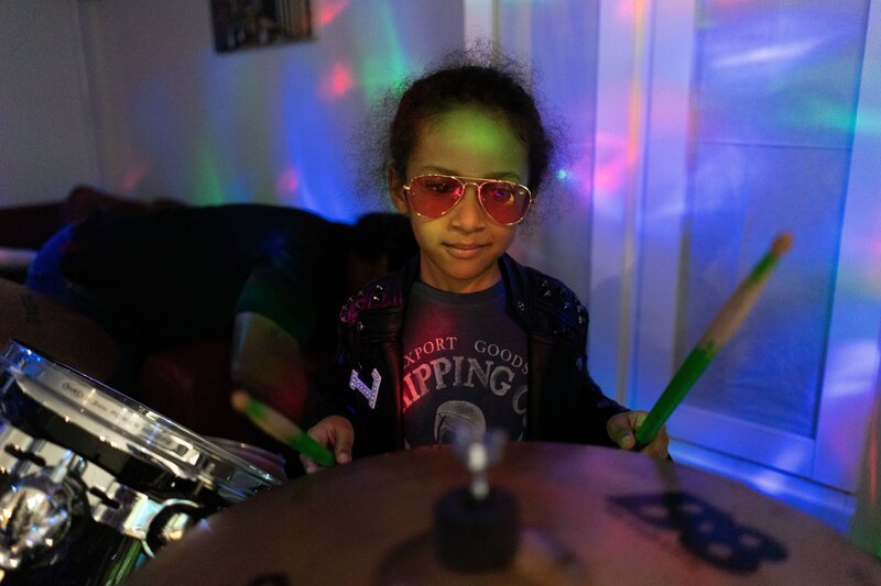 Luca spielt Schlagzeug. – Bild: KiKA/​Lupalipa Media