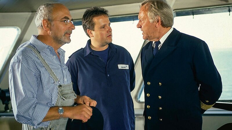 Peter (Peter Lustig, l.) als blinder Passagier – wie konnte das passieren? Jetzt muss er für seine Überfahrt auf dem Schiff arbeiten. – Bild: ZDF und studio tv