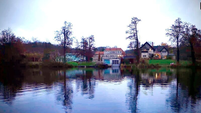 Das Landhaus Adlon am Lehnitzsee in Potsdam. – Bild: NDR/​zero one film/​Maurice Weiss