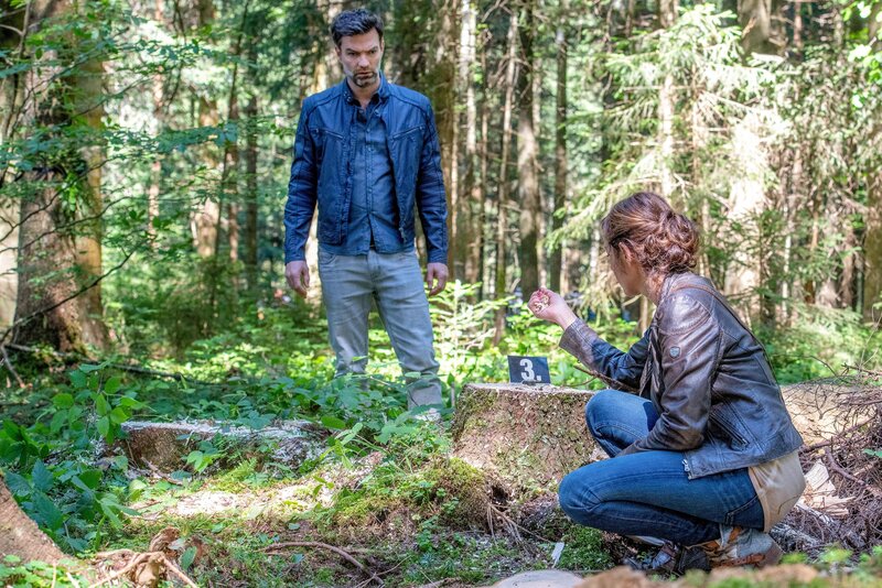 Der Schweizer Tierfilmer Jonas Penz wird in seinem Zelt erschlagen – von einem Baum. Lukas (Jakob Seeböck) und Nina (Julia Cencig) finden Hinweise, die darauf hindeuten, dass es sich bei dem Vorfall um keinen Zufall handelt. – Bild: ORF/​Gebhardt Productions/​Stefanie Leo