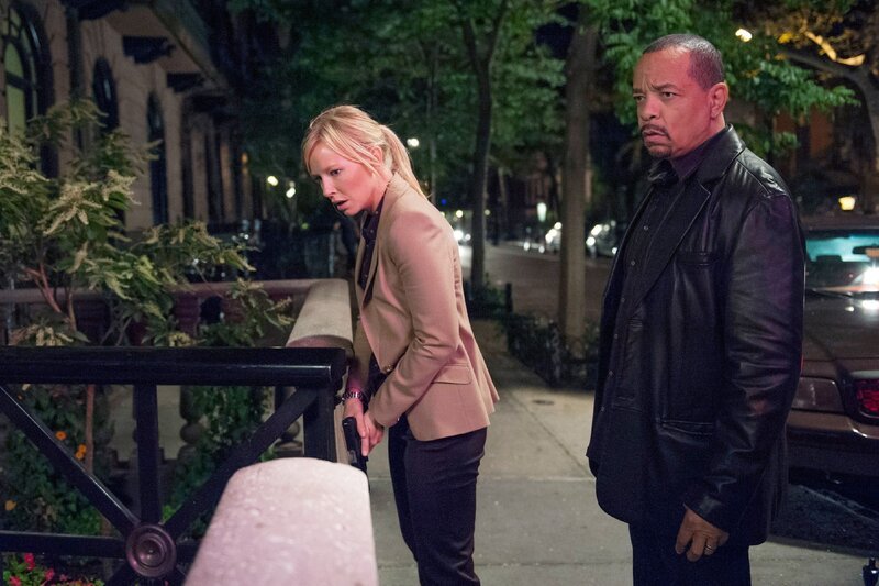 Die Detectives Amanda Rollins (Kelli Giddish) und Odafin „Fin“ Tutuola (Ice-T) machen Jagd auf einen Vergewaltiger, der an der Upper West Side sein Unwesen treibt. – Bild: RTL /​ NBC Universal