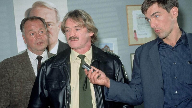 Die Kommissare Kehler (Wolfgang Bathke, li.) und Bonhoff (Wolfgang Krewe, re.) glauben, dass der Polizist Ingo Reitz (Harmut Schreier) seine Kollegin regelrecht in den Tod getrieben hat. – Bild: MG RTL D