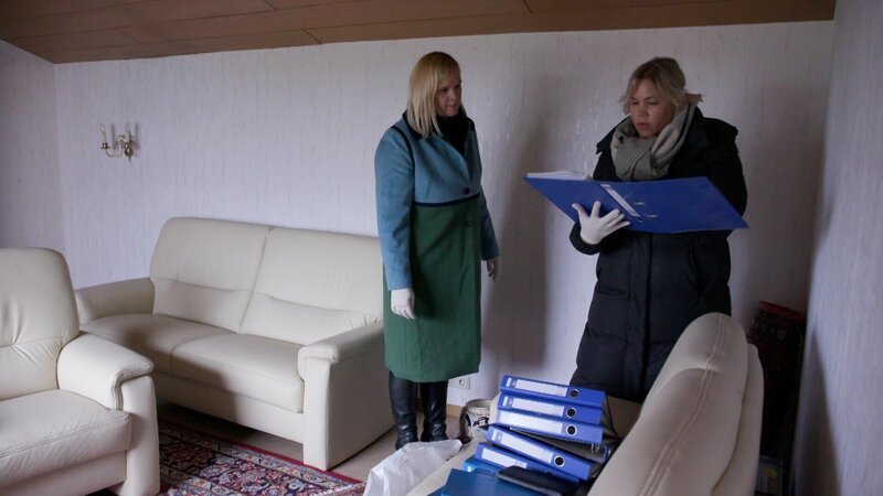 Rechtsanwältin Stephanie Risse (r.) und Kollegin Ann-Christin Bogdahn prüfen gefundene Dokumente auf brauchbare Infos. – Bild: RTL /​ TVN FACTUAL ENTERTAINMENT