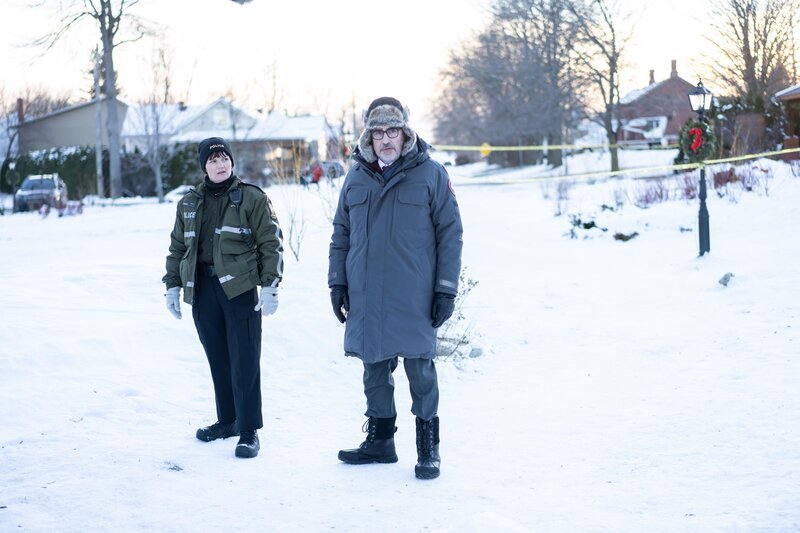 Yvette Nichol (Sarah Booth, l.); Armand Gamache (Alfred Molina, r.) – Bild: LBM THREE PINES LIMITED