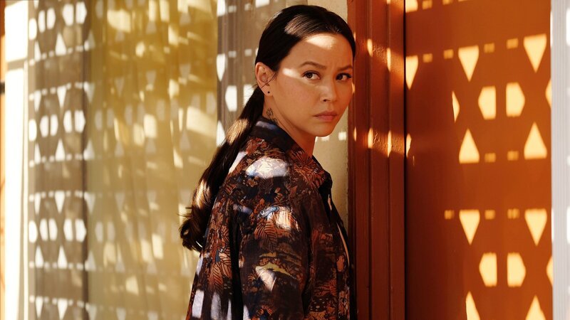 Chen (Melissa O’Neil) beginnt ihre Undercover-Arbeit. Als eine Chemikerin namens Nova infiltriert sie die Drogenszene und soll Meth kochen. Während ihrer Ermittlung ist Chen auf sich alleine gestellt – jeder Fehler kann tödlich enden. – Bild: ZDF