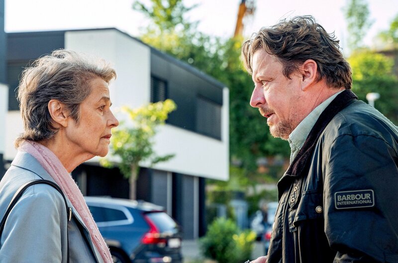 Rolf (Anders W. Berthelsen) empfängt Claire (Charlotte Rampling) bei sich zu Hause. Er muss endlich mit Julita und seiner Ex-Frau Maria über seine Tochter Andrea sprechen … – Bild: Zentropa/​Klara Cvrckova