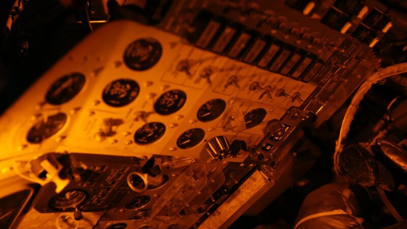 Das Innere des Bedienfelds der nachgebauten Faith 7-Kapsel im Prologue-Raum im Boeing-Museum in St. Louis, MO. – Bild: DCI /​ Discovery Communications