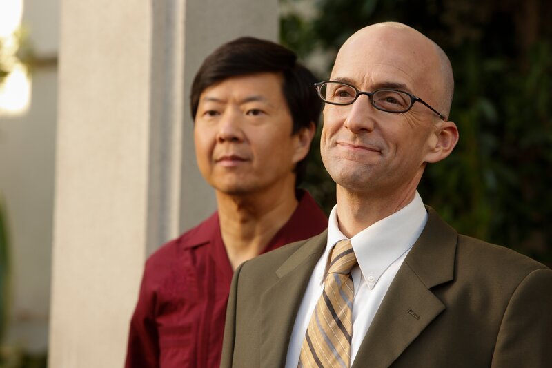 Dean Pelton (Jim Rash, r.) erzählt Annie und Abed interessante Details über den ersten Dean des Colleges, während Chang (Ken Jeong, l.) und der Rest der Truppe in Erinnerung schwelgen, als verkündet wird, dass das College verkauft werden könnte … – Bild: MEI2 /​ RTI S.p.A. Interactive Media – P.Iva 03976881007 – Tutti i diritti riservati l Per la pubblicità Mediamond S.p.a., RTI spa, Gruppo Mediaset.