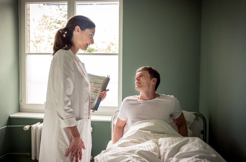 Mia (Milena Tscharntke, li.) versucht von der Heimbewohnerin Frau Schiller (Monika Barth) Informationen zu erhalten. – Bild: ARD Degeto/​Boris Laewen