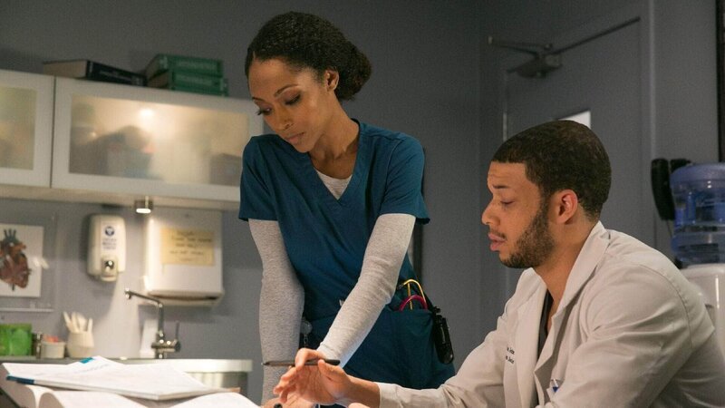 April Sexton (Yaya DaCosta), Noah Sexton (Roland Buck III) – Bild: TVNOW /​ NBC Universal