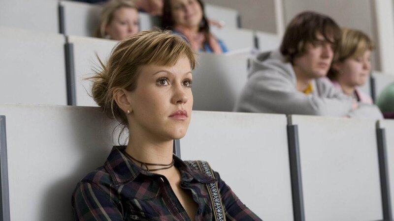 Alex (Wolke Hegenbarth) hört sich mit wachsender Abneigung eine Zahnmedizin-Vorlesung an. – Bild: MG RTL D /​ Guido Engels