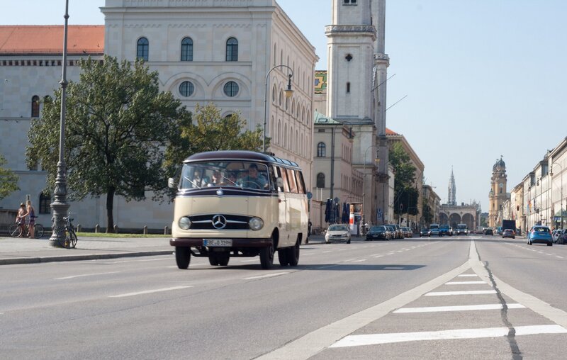 Der Landfrauenbus unterwegs in München. – Bild: BR/​megaherz gmbh