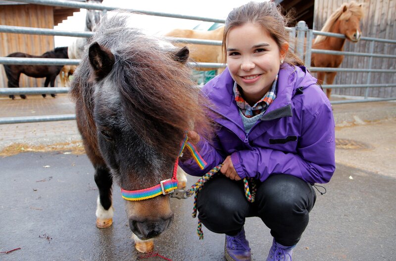 Anna und Mini-Shetlandpony „Lillemor“, die Mini-Shetties sind die kleinsten Ponys der Welt. Weiteres Bildmaterial finden Sie unter www.br-foto.de. – Bild: BR/​Text und Bild Medienproduktion