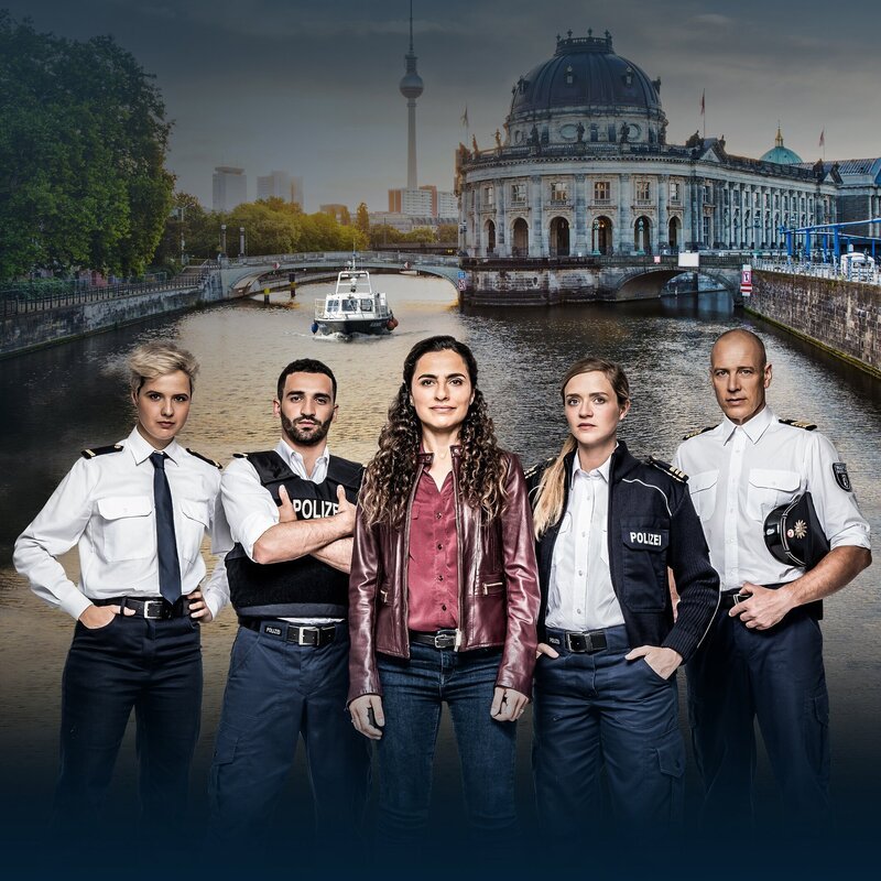 ARD WAPO BERLIN, neue Serie mit (8 Folgen). Das Team der WaPo Berlin (v.l.n.r.): Kriminaloberkommissaranwärterin Marlene Weber (Melina Borcherding), Kriminaloberkommissar Fahri Celik (Hassan Akkouch), Erste Kriminalhauptkommissarin und WaPo-Dienststellenleiterin Jasmin Sayed (Sesede Terziyan), Kriminalhauptkommissarin Paula Sprenger (Sarina Radomski) und Kriminalhauptkommissar Wolf Malletzke (Christoph Grunert). – Bild: ARD/​Markus Nass/​istock /​ ARD-Programmdirektion