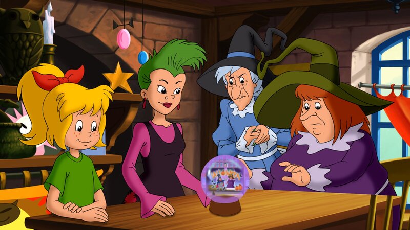 Bibi und Schubia versuchen alles, um Mania und Walpurgia zu überreden, Halloween mit Menschen zusammen zu feiern. – Bild: Kiddinx /​ ZDF