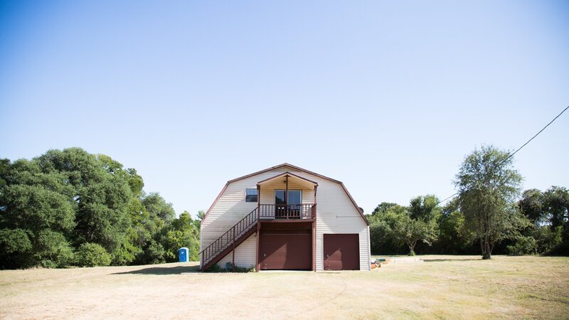 The exterior of the Meek home before renovations, as seen on Fixer Upper. – Bild: Rachel Whyte /​ HGTV /​ Scripps Networks, LLC
