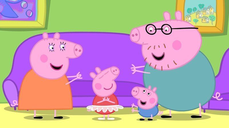 Peppa Wutz (2.v.li.) mit ihrem kleinen Bruder George und ihren Eltern. – Bild: WDR/​Astley Baker Davies Ltd. /​ Contender Group Ltd.