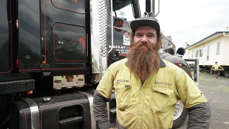 Dylan McCarthy with Mackay and Sons truck. – Bild: Prospero Productions