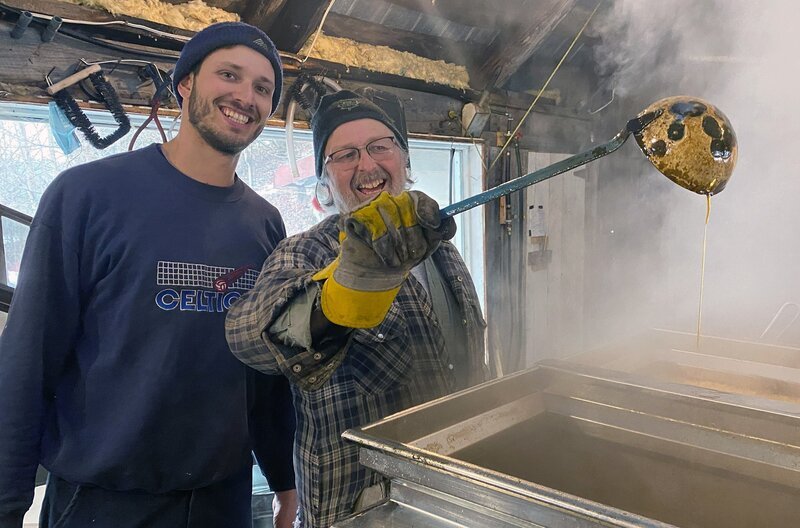 Martin Sabourin (re.) und sein Sohn Félix (li.) kochen gemeinsam jedes Frühjahr in großen Kesseln Baumwasser zu Ahornsirup ein. – Bild: MedienKontor/​Vivien Vogel