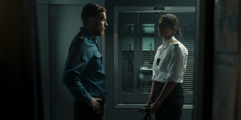An Bord der „Vigil“: Elliot Glover (Shaun Evans) und Ärztin Tiffany Docherty (Anjli Mohindra) haben eine heimliche Affäre. – Bild: WORLD PRODUCTIONS LTD. MMXXI.