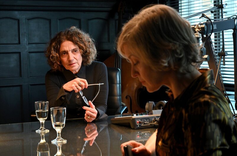 Hannah Schwarzenberg (Adriana Altaras) hat Linda Belling (Valery Tscheplanowa) die Gelegenheit gegeben, sich in einem Podcast zu ihrem Fall zu äußern. – Bild: SWR/​Hardy Spitz