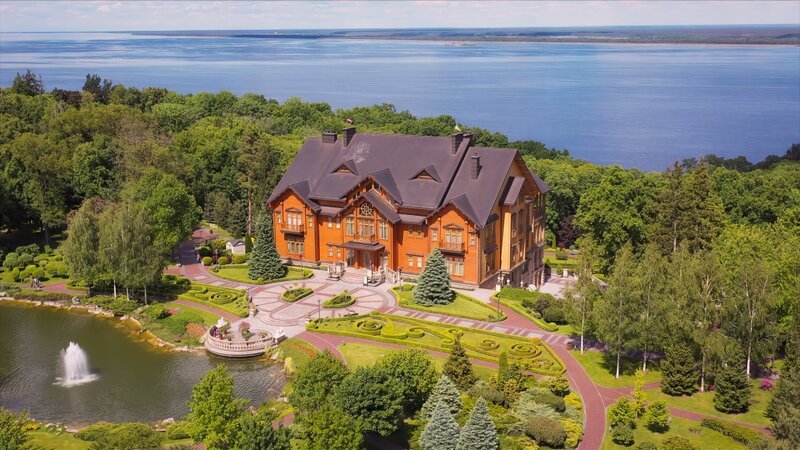 Das Anwesen des ukrainischen Ex-Präsidenten Wiktor Janukowitsch im Norden von Kiew. – Bild: ZDF und Ligne de Front