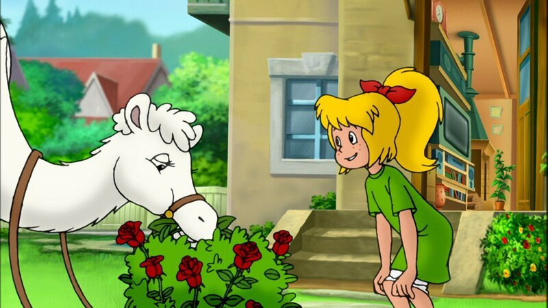 Ein weißes Dromedar knabbert unter Bibis Aufsicht an den Rosenblüten in Blocksbergs Garten. – Bild: ZDF und A. Film A/S und KIDDINX Studios GmbH Ein weißes Dromedar knabbert unter Bibis Aufsicht an den Rosenblüten in Blocksbergs Garten. – Bild: ZDF und A. Film A/S und KIDDINX Studios GmbH