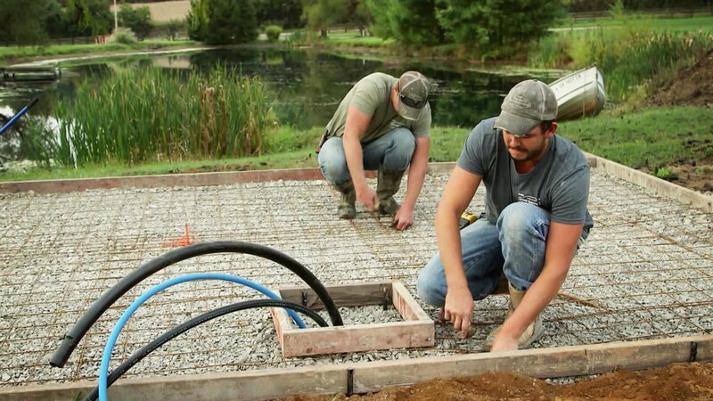 Vom Trailer ins Minihaus. Familie Pellet freut sich bereits auf mehr Platz in ihrem neuen Zuhause, das Baumeister Rob Grosse für sie errichten wird. Hannah Pellet erwartet bald ihr erstes Kind, das in ihrem brandneuen Minihaus zur Welt kommen soll. – Bild: HGTV