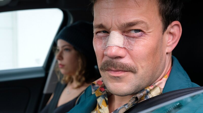 Ein Freundschaftsdienst mit Folgen: Der Polizist Richardsson (Johannes Kuhnke) steckt in Schwierigkeiten. – Bild: ARD Degeto /​ ITV Global entertainm