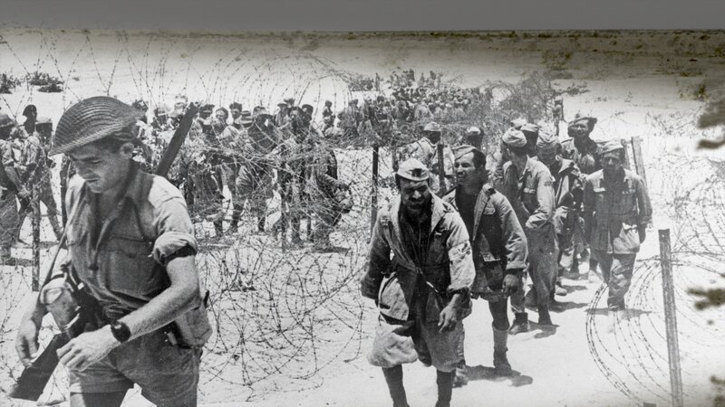 Ein computergeneriertes Bild zeigt ein Archivbild der italienischen Truppen, die sich in der nordafrikanischen Wüste bei der Schlacht von El Alamein in Ägypten ergeben, im Abgleich mit modernen Aufnahmen. (National Geographic) – Bild: National Geographic