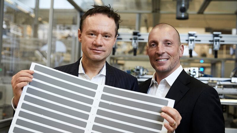 Flexible Solarzellen für Mobilgeräte – eine Solarfolie dient als effiziente, vielseitig einsetzbare und bezahlbare Energiequelle für selbstaufladende Geräte, wie Kopfhörer und Fahrradlampen. Erfunden von Henrik Lindström (l.) und Giovanni Fili (r.) – Bild: ZDF und HEINZ TROLL