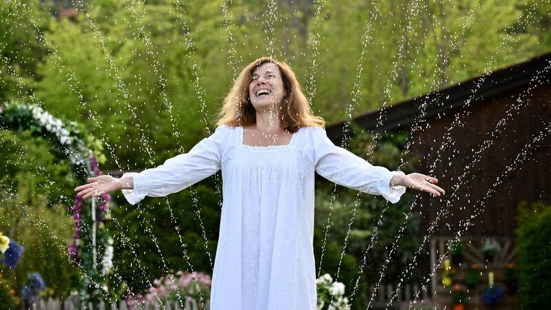 Seit dem Tod ihres Mannes verhält sich Erika Brugger (Clelia Sarto) seltsam. – Bild: ZDF