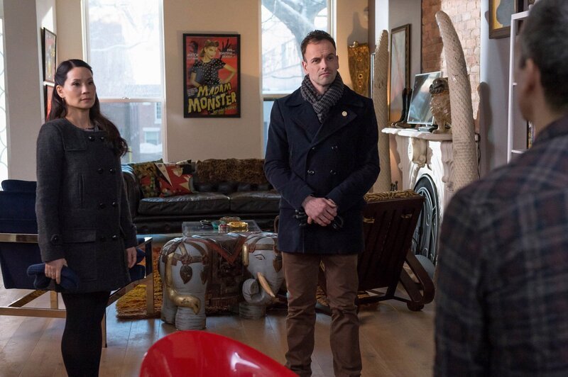 Bei den Ermittlungen in einem neuen Fall: Holmes (Jonny Lee Miller, r.) und Watson (Lucy Liu, l.) … – Bild: PLURIMEDIA (MPP /​ CBS Broadcasting Inc.)
