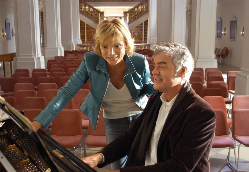 Antonia (Uschi Glas) hat ihre Jugendliebe Friedrich Theisenbeck (Michael Greiling) wieder getroffen. – Bild: ARD Degeto/​BR/​Magdalena Mate